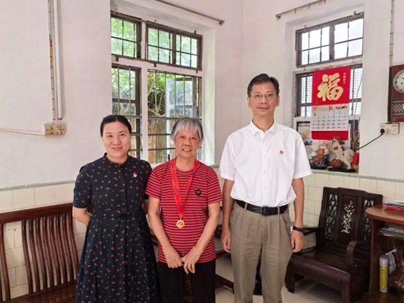 医院动态丨光荣在党五十载 赓续荣光向未来：南医七院党委开展“七一”走访慰问老党员活动